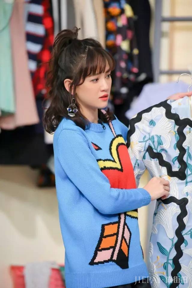 38岁陈乔恩换新发型，新的中长发发型减龄又文艺！