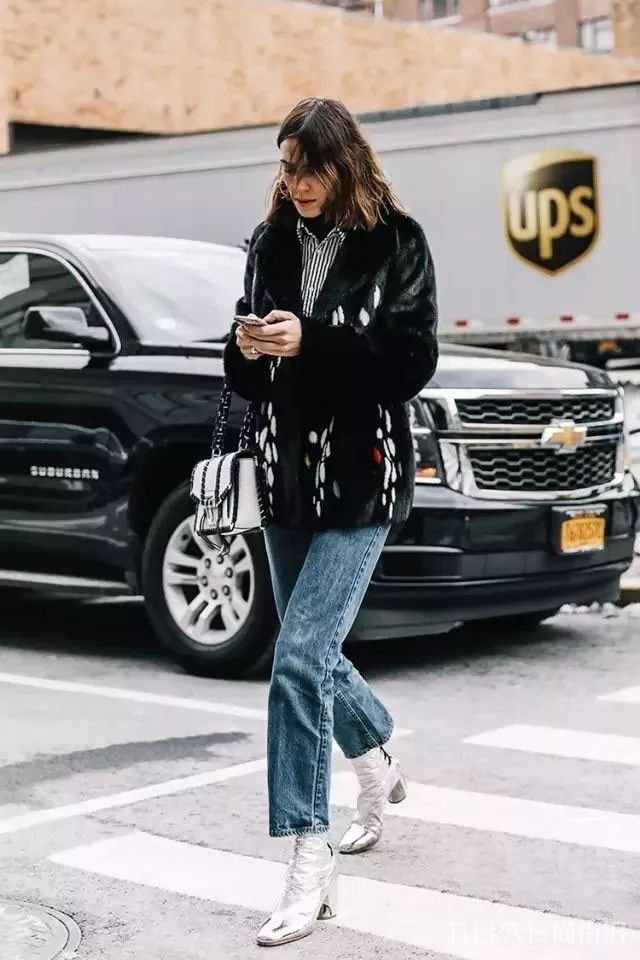 看欧美街拍潮人衬衫搭配高领，打造秋季时尚组合！