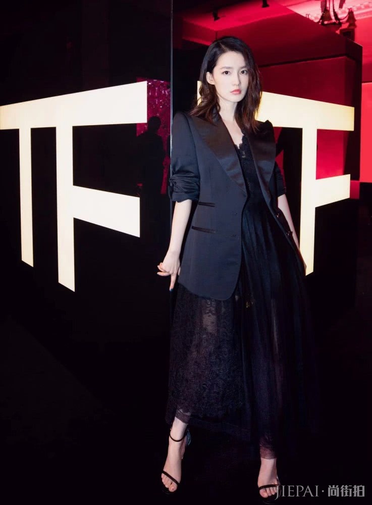 李沁终于换风格啦 ，西装配蕾丝纱裙秒变御姐