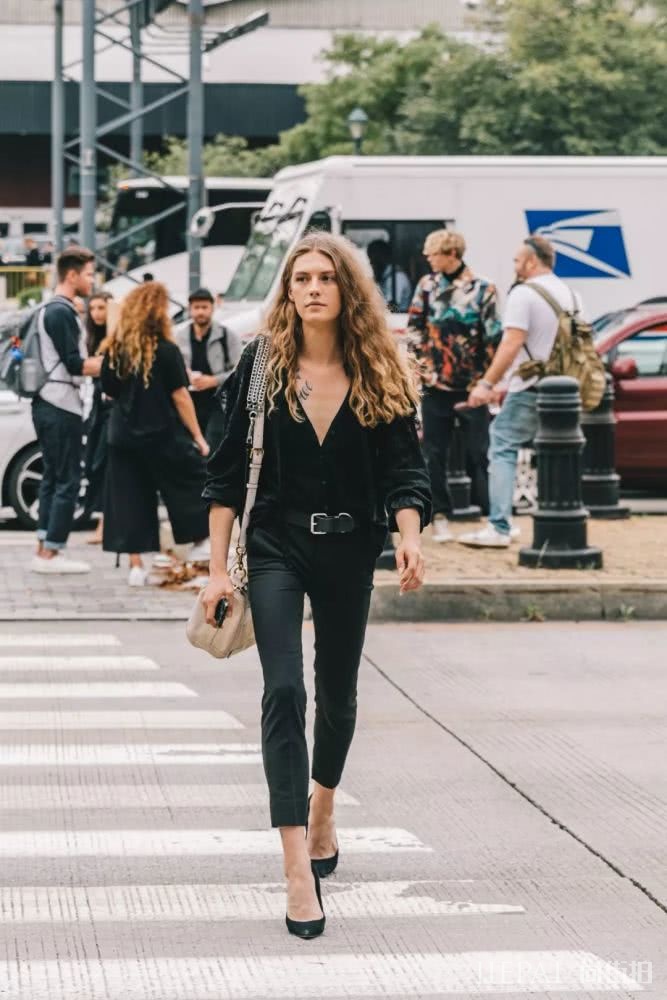 看完这么多街拍风格 还是黑色最显高级大气