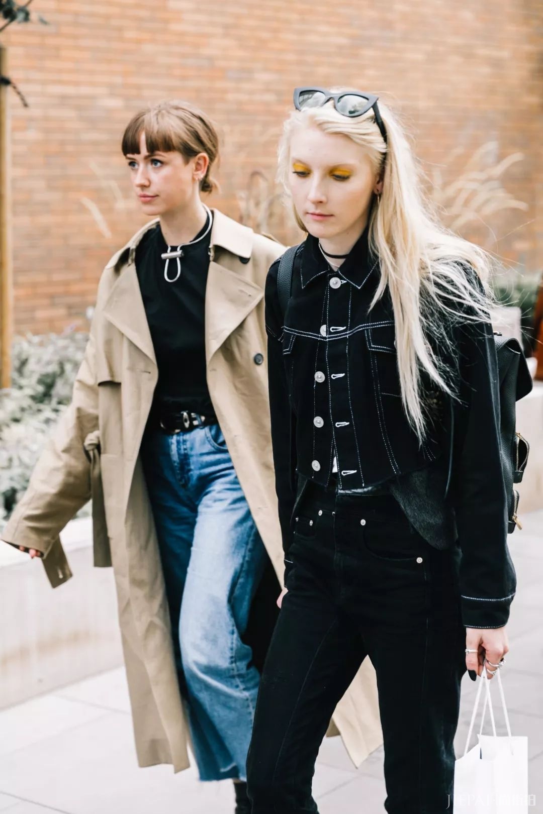 欧美街拍 风衣＋牛仔烟管裤好看到爆