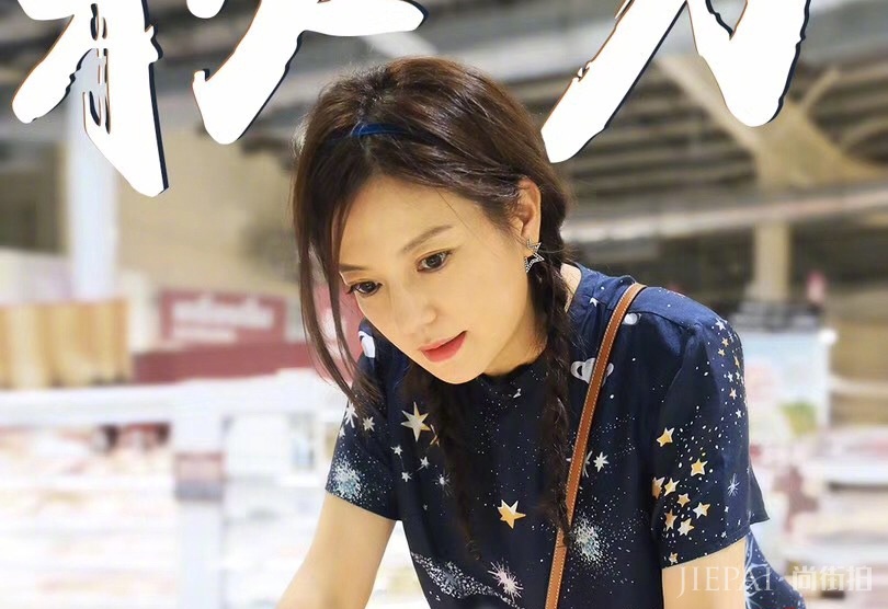 赵薇又又又变美了!戴发带造型减龄到18,看了也想戴一个