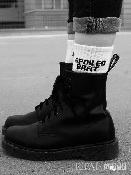 马丁靴这样穿 才能搭出存在感