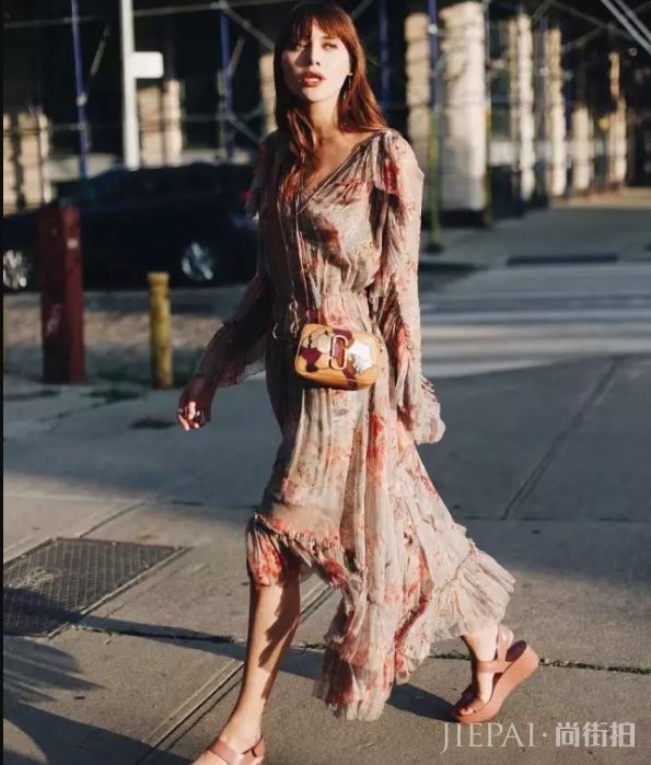 几条火爆娱乐圈的连衣裙，遮肉显瘦还显高，谁穿谁好看！