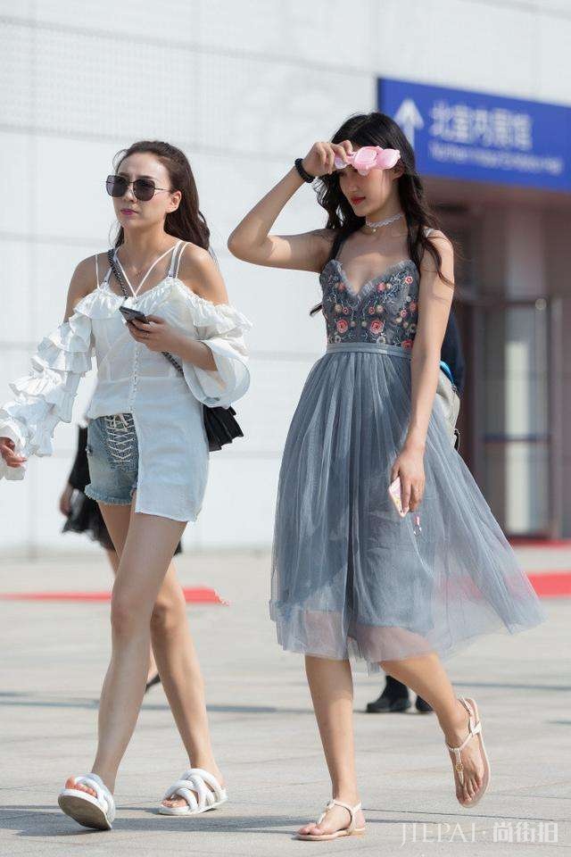 体面又有气场的姑娘 看看哪位美女的街拍更好看