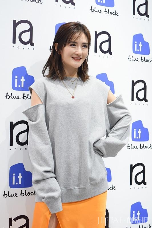 谢娜越来越会穿了!灰色毛衣配橙色高叉裙秀腿,美得像个小仙女