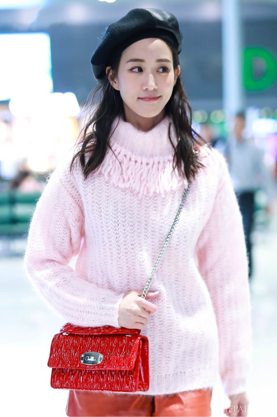 张钧甯最新机场街拍！粉色毛衣配短裤，少女感十足