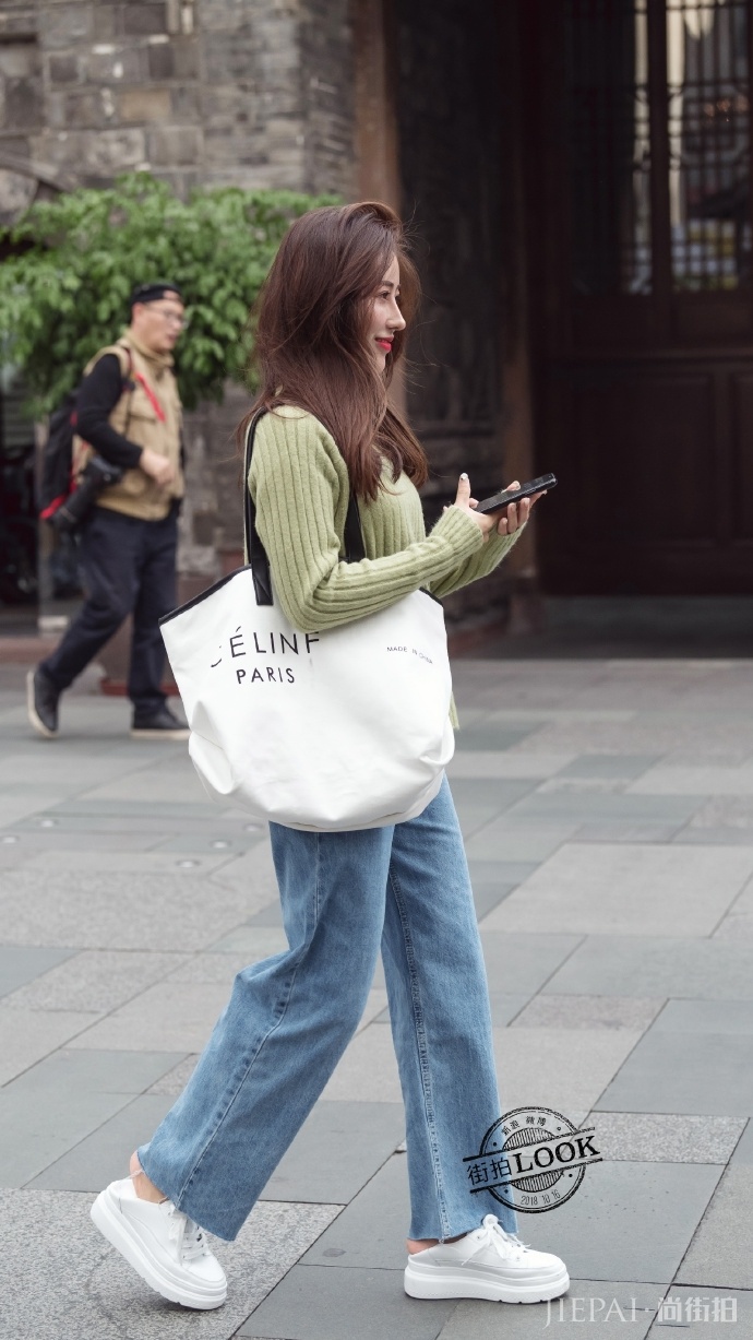 秋季毛衣搭配的好，撞衫也不怕，看街头美女穿出仙女气质