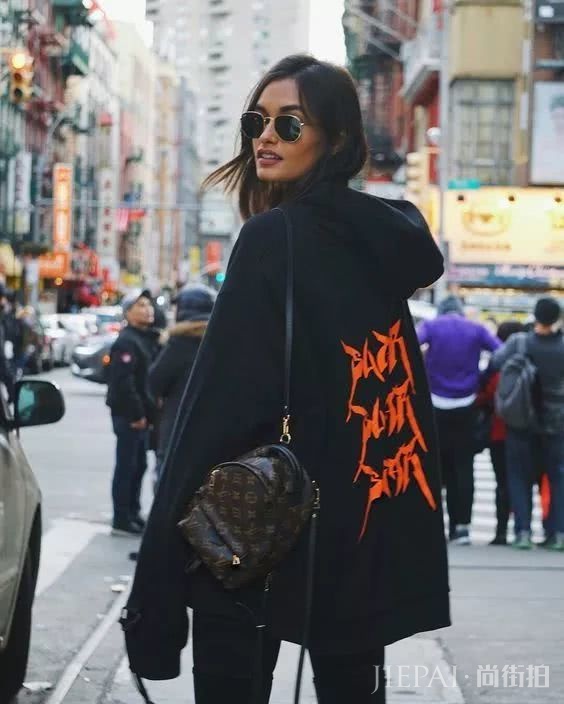 卫衣+牛仔裤=在2018秋冬街拍真的时髦炸了