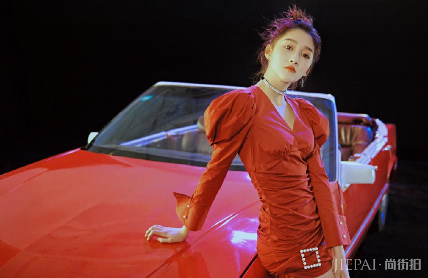 173cm的关晓彤颜值高，红装配油发也能轻松驾驭