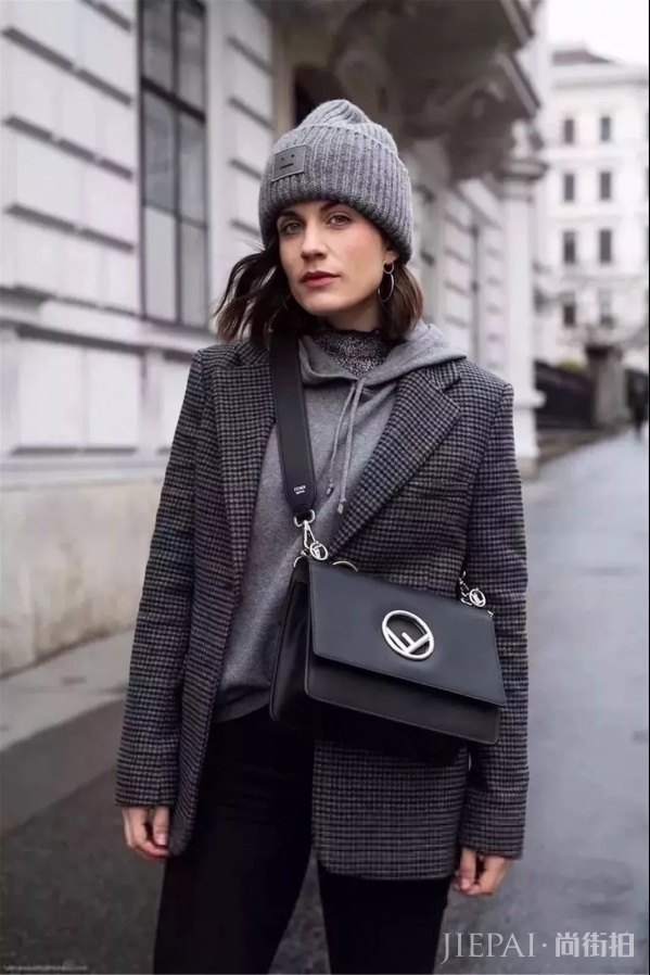 女生秋冬卫衣怎么穿好看？卫衣比高领衫减龄比衬衫实穿