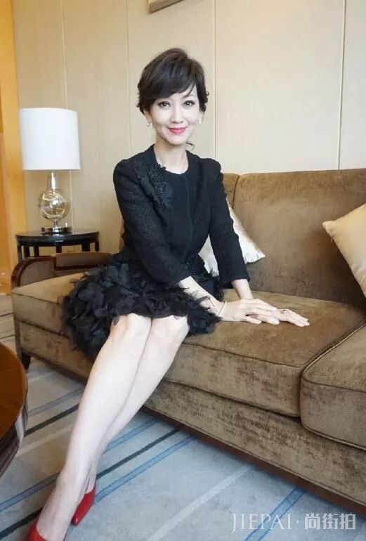 赵雅芝白礼服平淡无奇,一个转身惊艳全场!