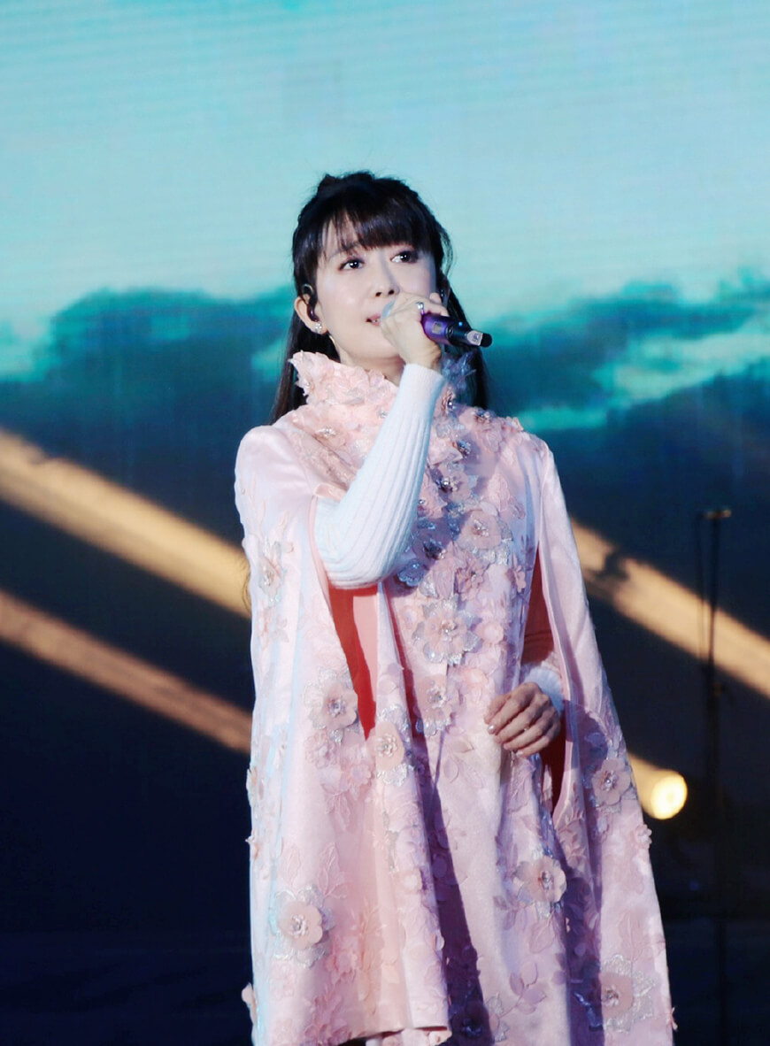 49岁孟庭苇冻龄靠吃素?演唱会上穿粉色斗篷套毛衣才是减龄重点