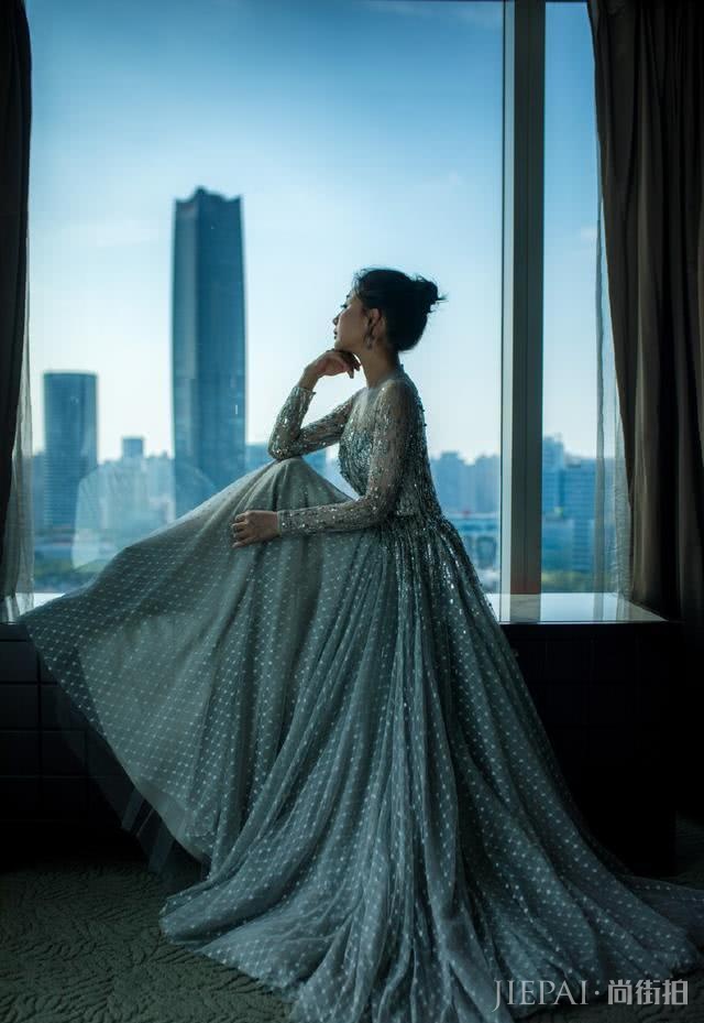 殷桃造型性感大方，一身连衣裙气场全开，但最大的亮点却是发际线