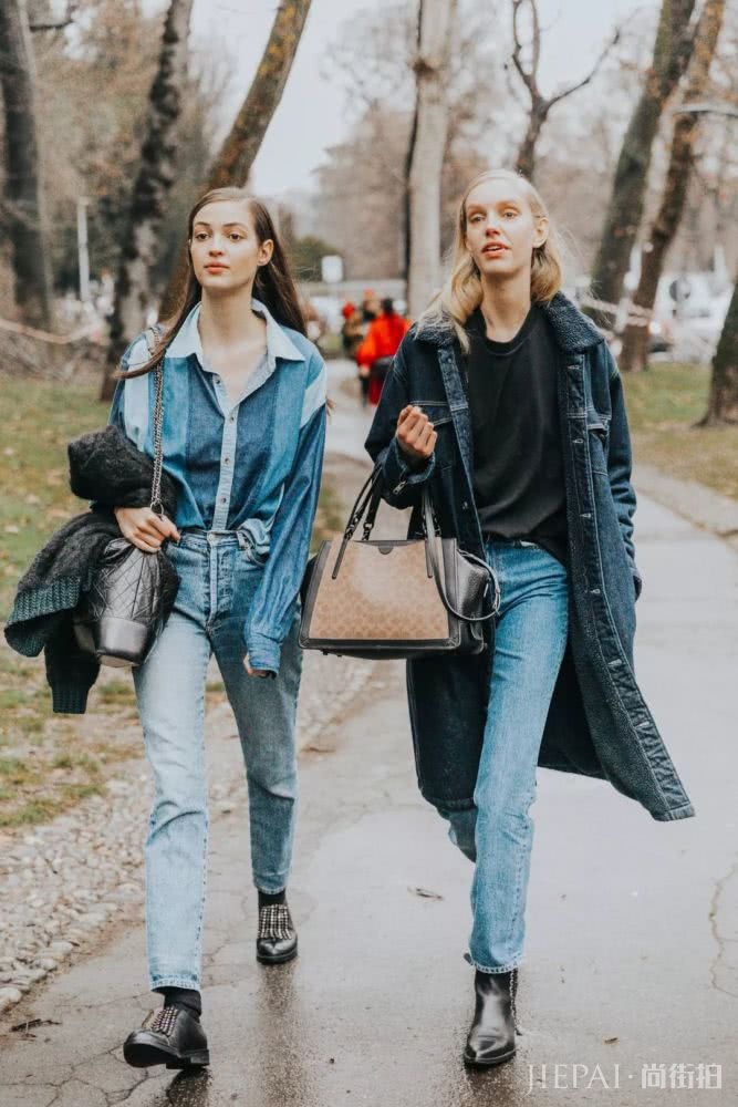 卫衣+牛仔裤=在2018秋冬街拍真的时髦炸了