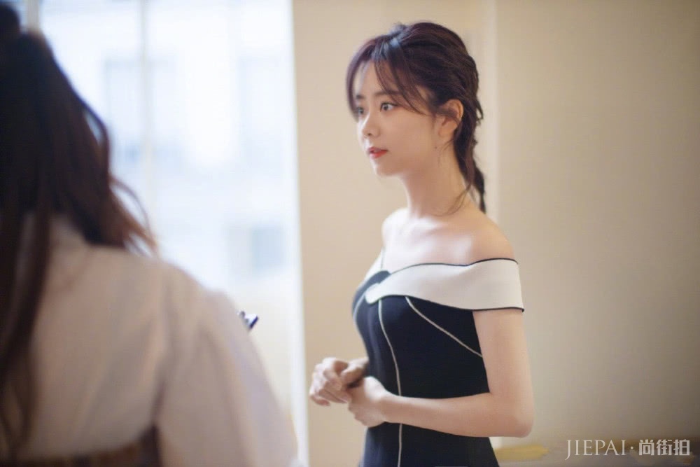 谭松韵越来越会打扮了,巨型“蝴蝶结”连衣裙美若天仙