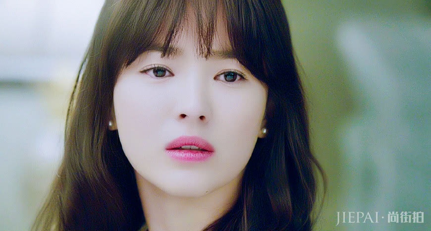 宋慧乔短发搭粉色连衣裙，清纯少女秒变职场女强，新剧照再度惊艳