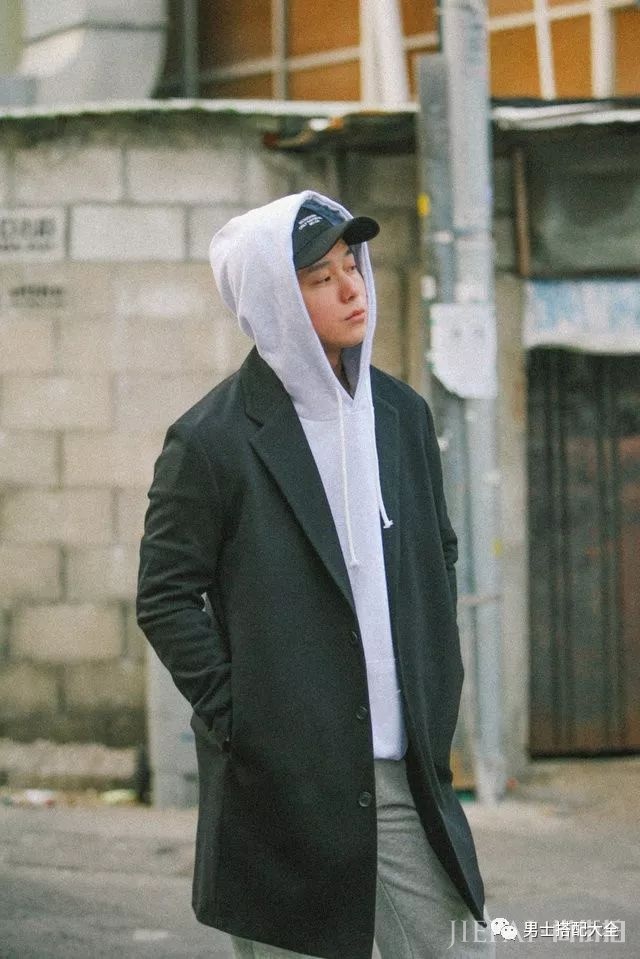 潮男看过来 用万年不淘汰的黑色单品来拯救你的秋冬穿搭