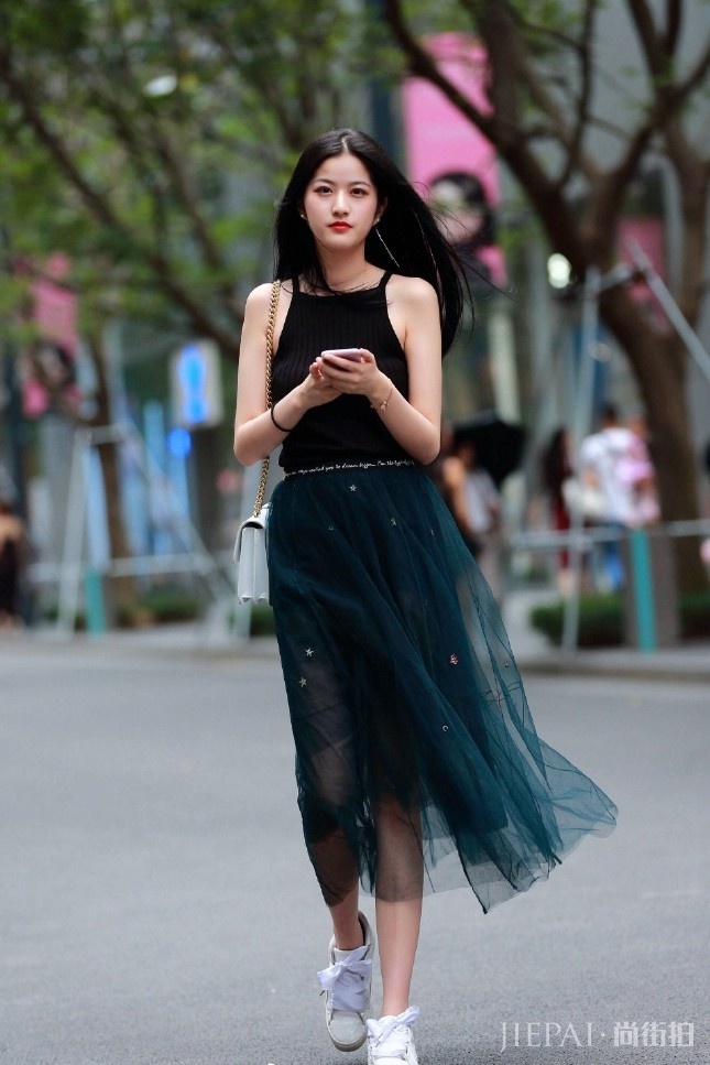 国内街拍:一条包臀裙居然能穿的这样美!