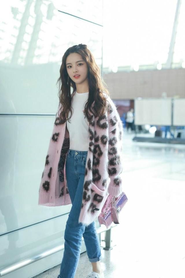 巴黎时装周特邀杨超越穿着一身桃粉,嫩的可以挤出水来!