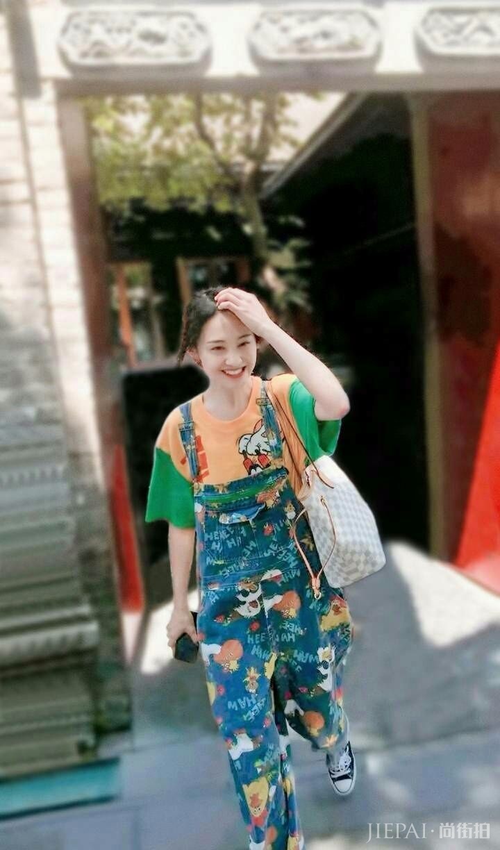 郑爽想突破自己尝试性感风格,没想到被她几万块的包抢镜了!