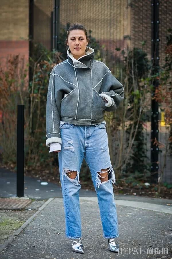 欧美街拍 街头潮人都喜欢上了这款“金银战靴”