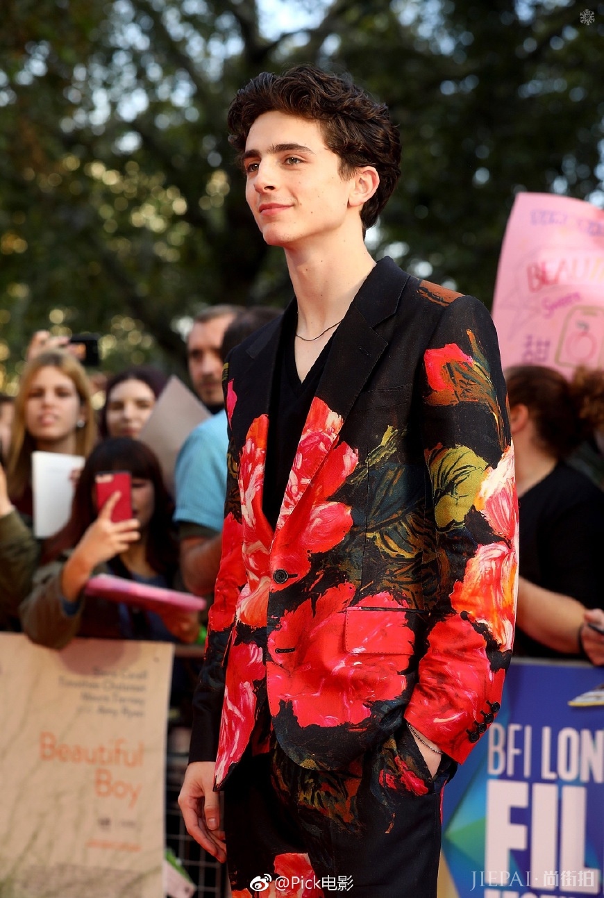 甜茶提莫西·查拉梅出席《漂亮男孩》首映 衣着惊艳