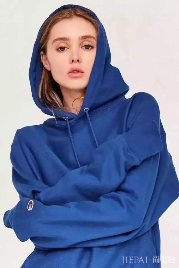女生秋冬卫衣怎么穿好看?卫衣比高领衫减龄比衬衫实穿