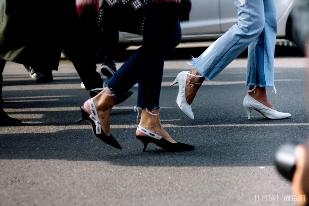 有了猫跟鞋，牛仔裤也能穿出优雅感！