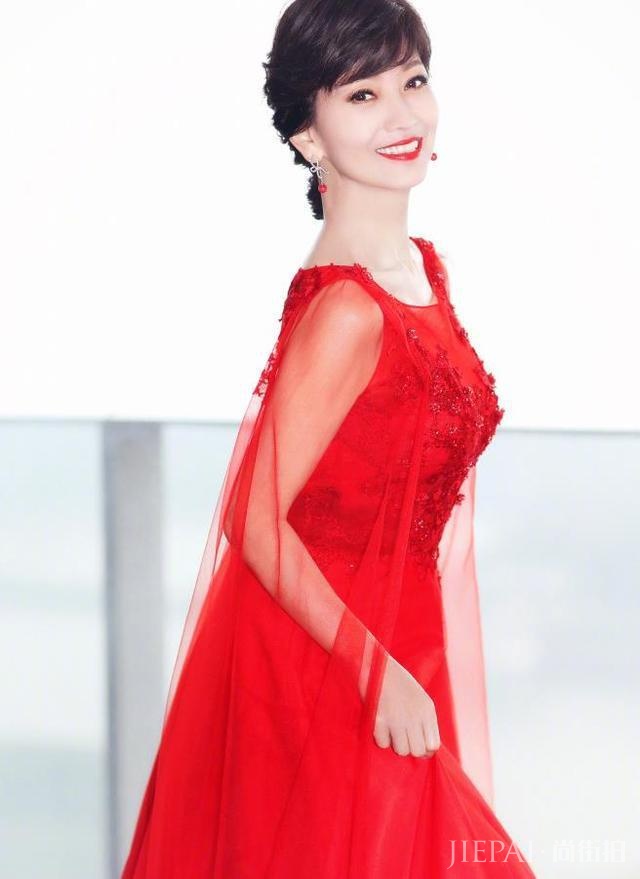 许晴和赵雅芝同穿红裙少女感尽显!