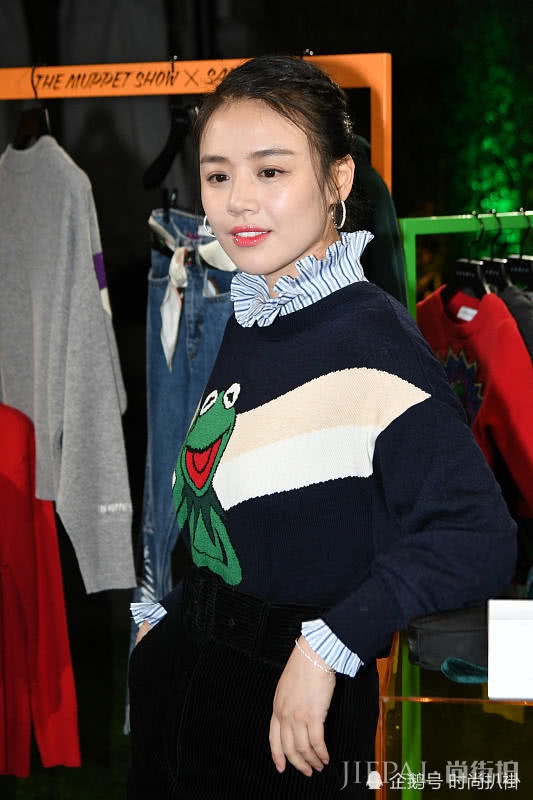 马思纯 穿“青蛙装”的她真好看