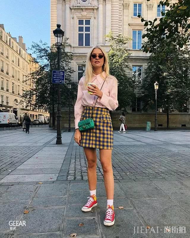 不知道用哪款鞋来搭配你的半身裙？来看看街拍女生们的示范吧