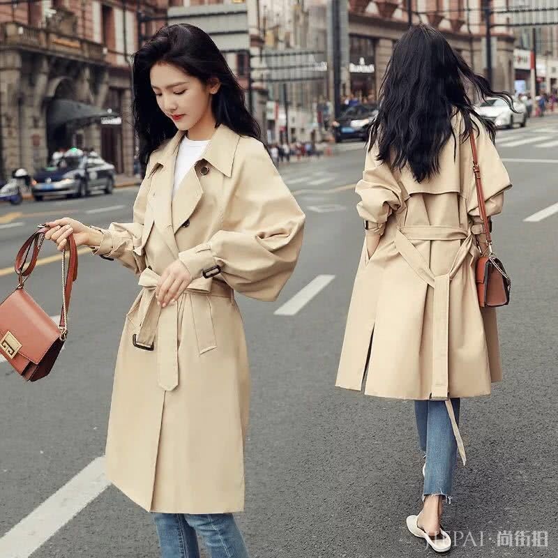 卡其色风衣今年依旧流行，秋季这样搭配时髦又有气质