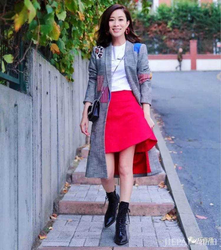 43岁佘诗曼越活越漂亮了！造型清纯大方，身材完全不输流量小花