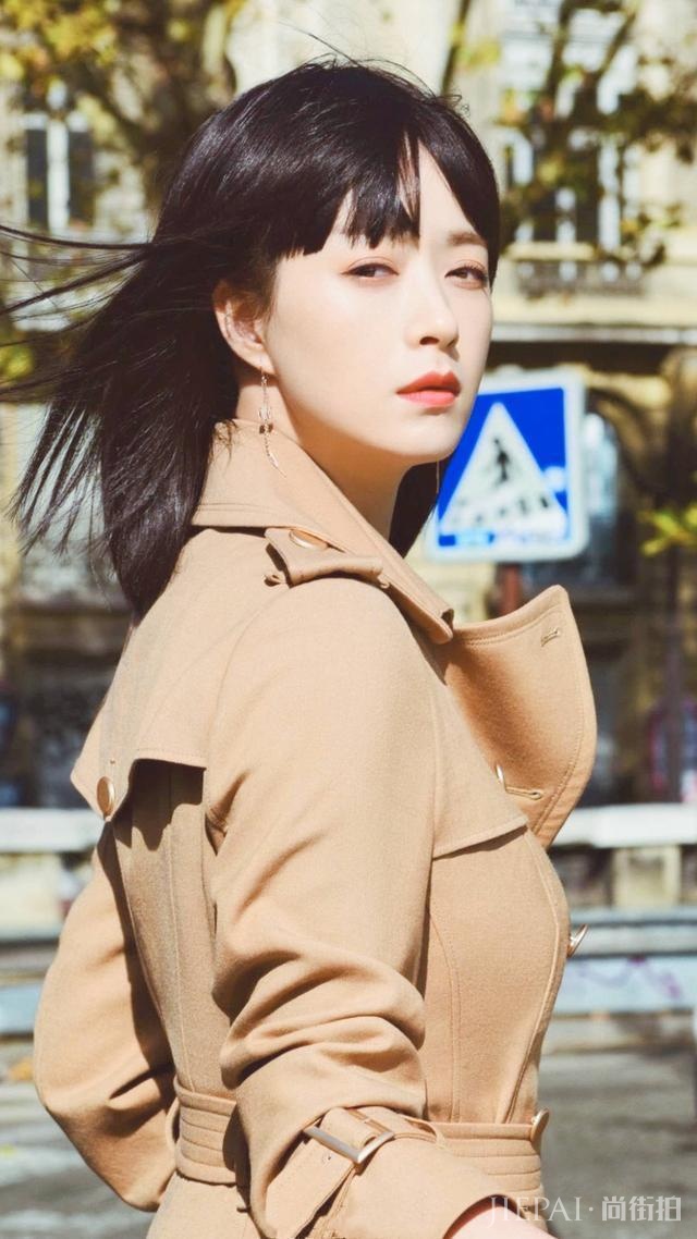 蒋欣总算换发型，软萌齐刘海配烈焰红唇又帅又美，焕然一新太惊艳