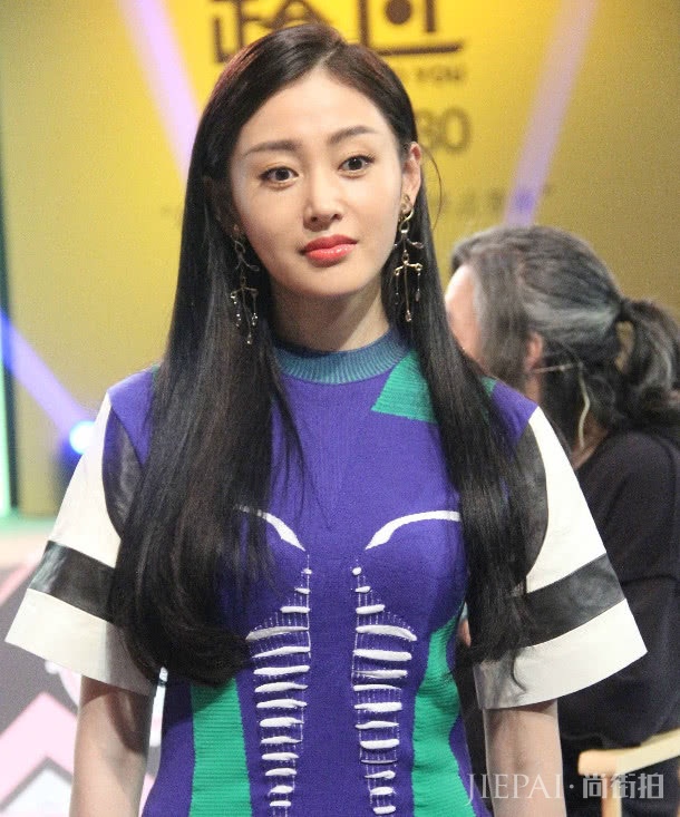 张天爱真会穿,同时穿2件紧身连衣裙也没有丝毫赘肉!