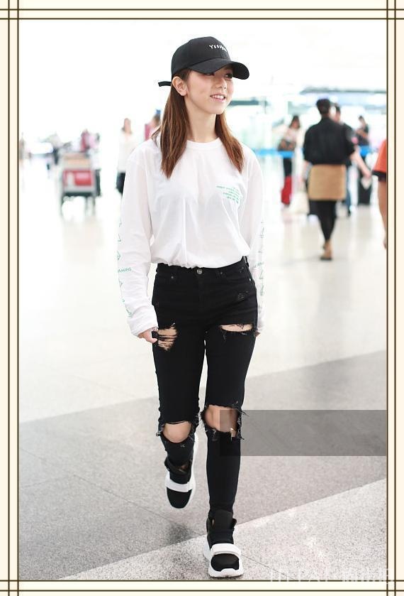 邓紫棋瘦成瓜子脸了？可牛仔裤像被大腿撑破一样，网友：都是假象