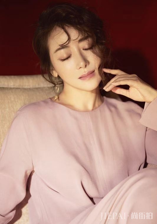陈紫函换发型了,新款“陈式凌乱”发型时髦显嫩,这次美得惊艳