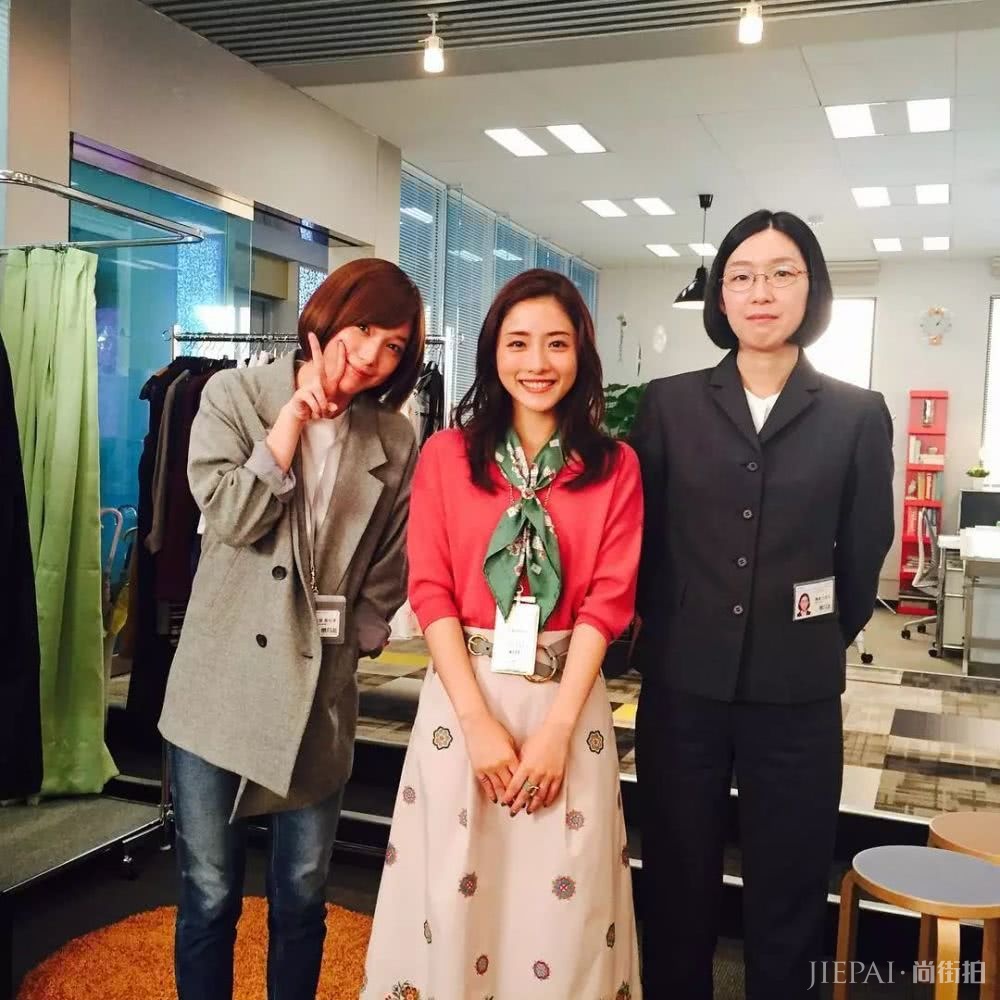 穿衣配丝巾,四两拨千斤 喜欢丝巾的同学来看看这份最全的丝巾搭配攻略吧