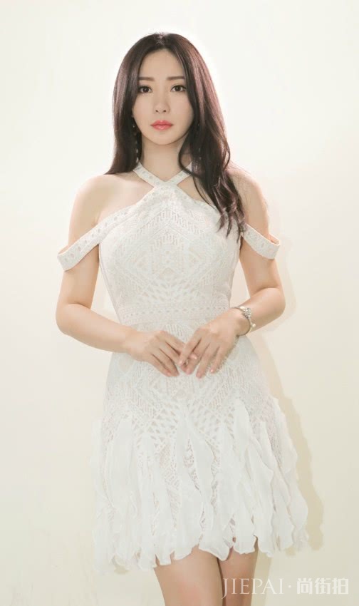 柳岩为了美太拼了,白色连衣裙清纯动人