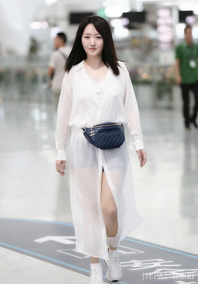 杨钰莹现身机场,蕾丝V领上衣配短裙,40多岁了越活越年轻