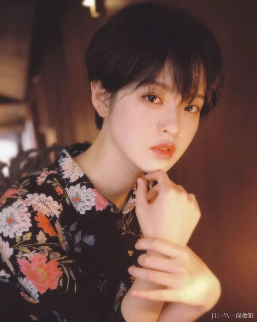 短发女生不够性感？下面给你看看这个五官精致的韩国短发模特…