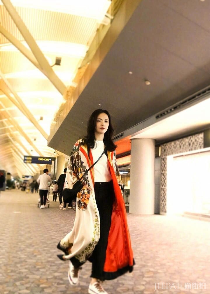 想不到姚晨居然这么会穿,一身“奶奶裙”都可以穿出高级感!