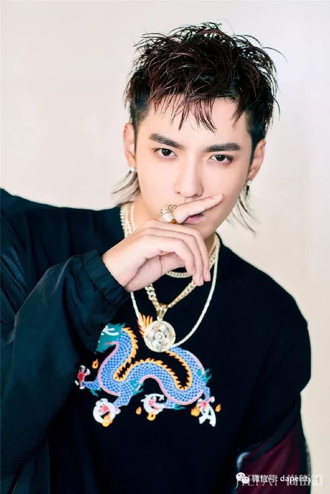 服装发型都不适合,被拍成“矮子乐”依然帅,吴亦凡是颜高没错了