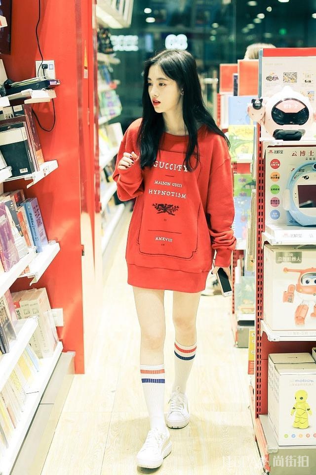 35岁黄圣依和24岁鞠婧祎同穿高筒袜，真嫩与装嫩的差别一目了然