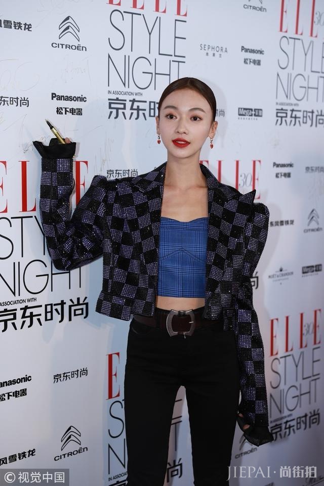 吴谨言瘦成纸片人衣服都撑不起来 锁骨超抢镜