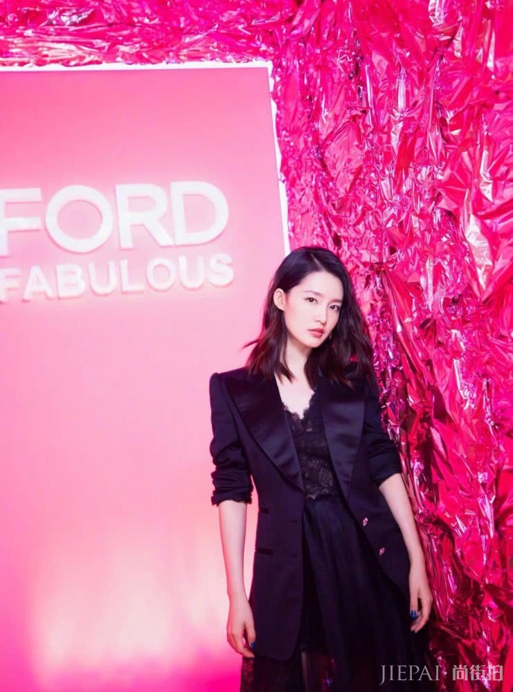 李沁终于换风格啦 ，西装配蕾丝纱裙秒变御姐