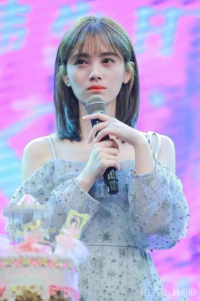 娜扎与鞠婧祎穿淡蓝色一字肩,娜扎以黑色腰带美过鞠婧祎