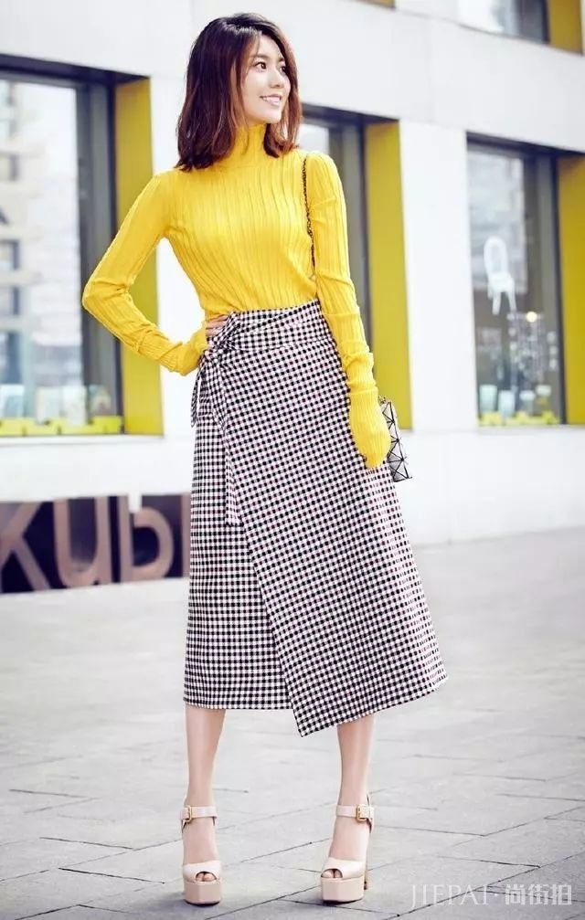 入冬后女人穿对这3种颜色的衣服,不仅显白,还很减龄~