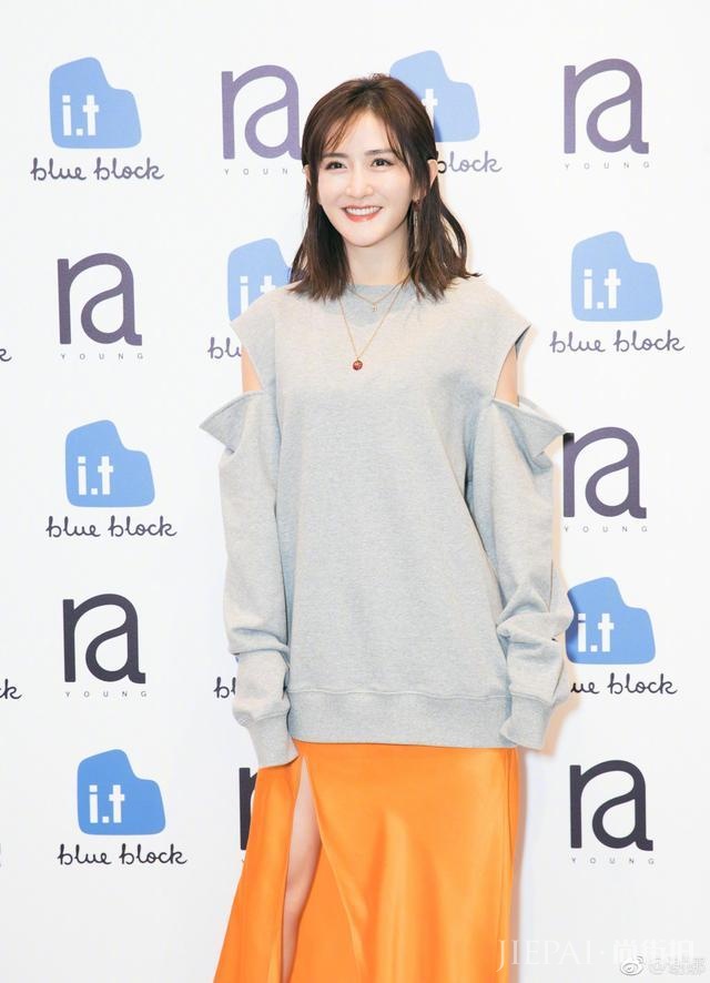 谢娜越来越会穿了!灰色毛衣配橙色高叉裙秀腿,美得像个小仙女